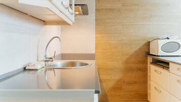 Kühlschrank, Mikrowelle, Wasserkocher mit Kaffee-/Teezubehör