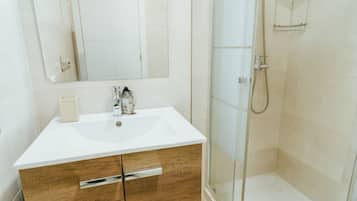 Een douche, een haardroger, handdoeken