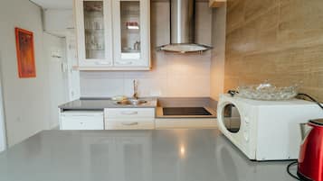 Een koelkast, een magnetron, een koffiezetapparaat/waterkoker
