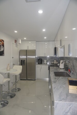 Fridge, microwave, oven, stovetop - Modern 1-bedroom apartment in enjoyable Hollywood with fitness room, WiFi (Hollywood)