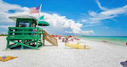 Modern 4-bedroom house with Heated Pool and Outdoor Firepit in Sarasota.
