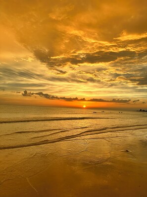Chaises longues, serviettes de plage
