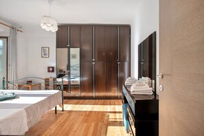 1 slaapkamer, een strijkplank/strijkijzer, gratis wifi, beddengoed