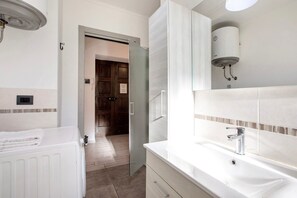 Dusche, Haartrockner, HandtĂŒcher