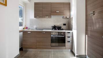 Frigorifero, microonde, forno, piano cottura