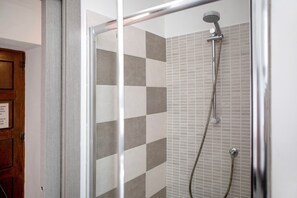 Een douche, een haardroger, handdoeken