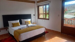 Habitación con 1 cama matrimonial o 2 individuales, balcón, vista a la montaña | Insonorización y wifi gratis 