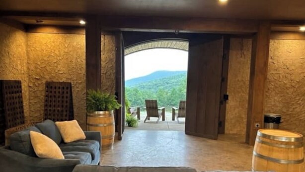 Un espacio de sala acogedor con sofá y vistas al exterior.