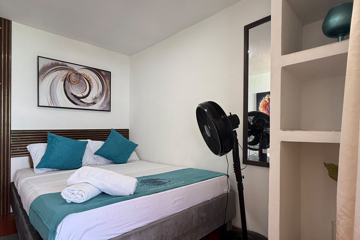 Deluxe tweepersoonskamer, uitzicht op zee | Gratis wifi, beddengoed