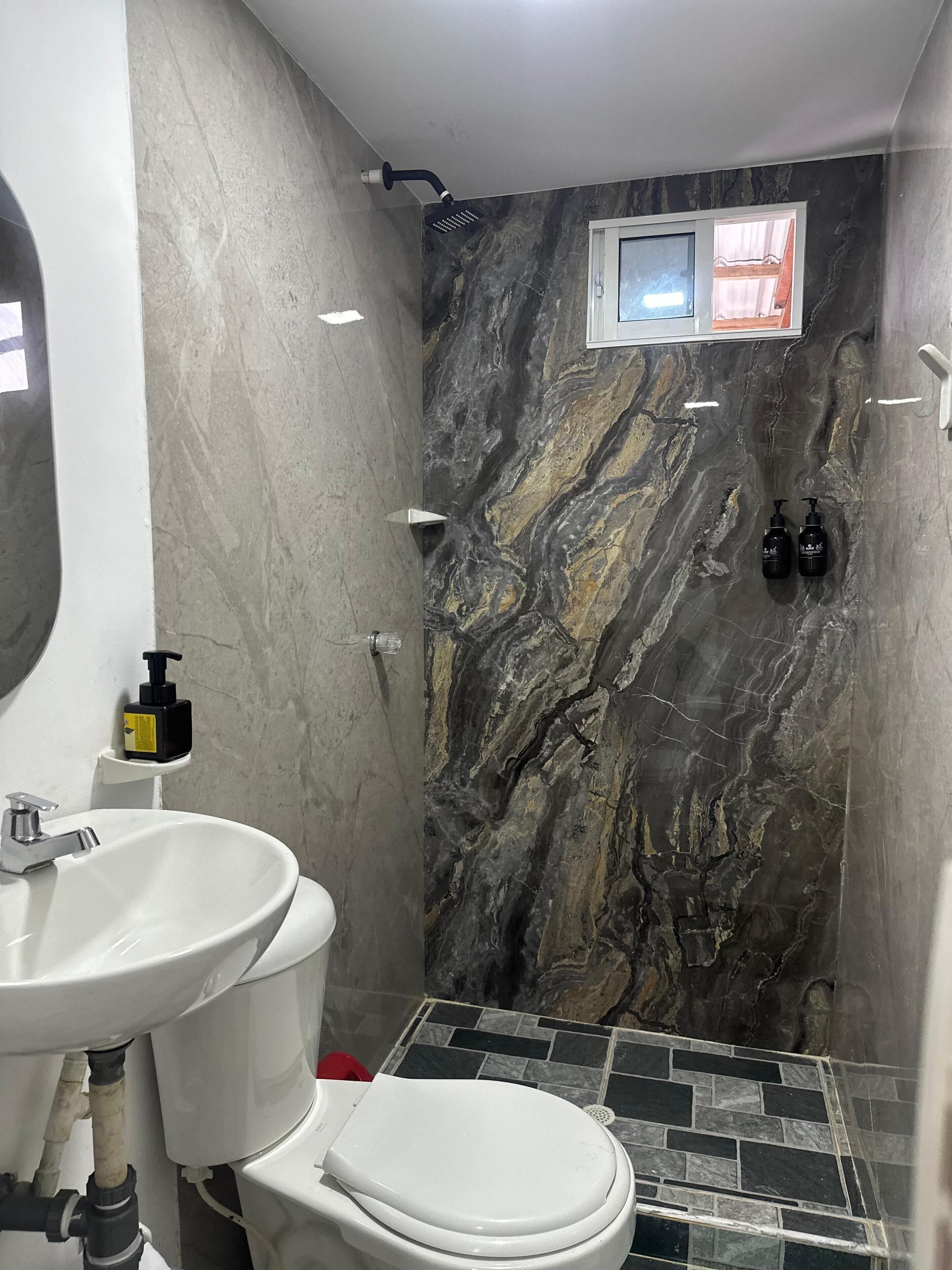 Ducha, toallas, jabón, shampoo