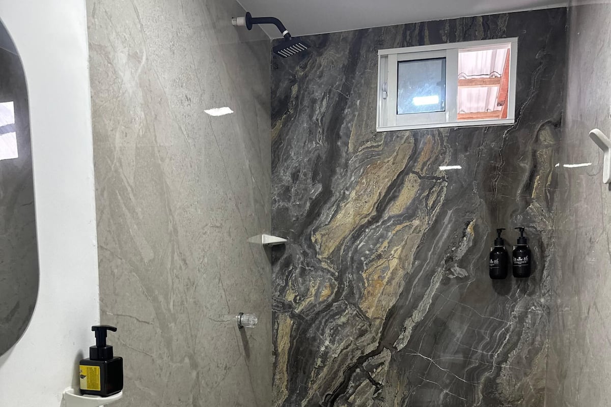 淋浴設備、毛巾、肥皂、洗髮精