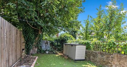 Private 2 Bedroom in Chatham, Medway with garden
