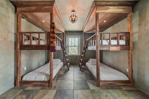 13 chambres, fer et planche à repasser, lit parapluie, Wi-Fi gratuit