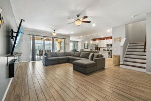 TV connectée, jeux vidéo, baby-foot, chaîne hi-fi