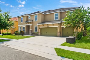 Exterior - 13 Bedroom Retreat with Private Pool, Themed Bedrooms, Arcades & Mins from Disney: Sunshine Escape (Davenport)