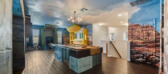 13 Bedroom Retreat with Private Pool, Themed Bedrooms, Arcades & Mins from Disney: Sunshine Escape