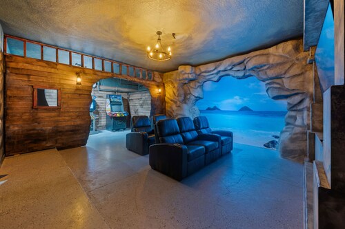 13 Bedroom Retreat with Private Pool, Themed Bedrooms, Arcades & Mins from Disney: Sunshine Escape