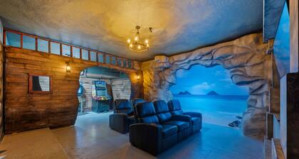 13 Bedroom Retreat with Private Pool, Themed Bedrooms, Arcades & Mins from Disney: Sunshine Escape