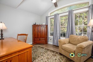 Interior - Pine Cone Paradise - escape to luxury! (Mount Jackson)