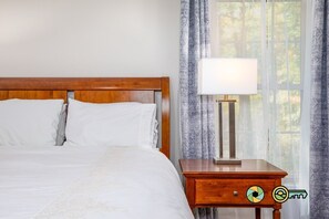 3 bedrooms, desk, free WiFi, bed sheets - Pine Cone Paradise - escape to luxury! (Mount Jackson)