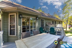 Outdoor dining - Pine Cone Paradise - escape to luxury! (Mount Jackson)