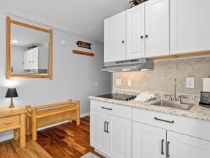 Frigorífico, microondas, placa de cocina y cafetera o tetera