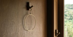 Une porte en bois avec une poignée de porte et une bague en laiton.