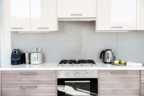 Fridge, oven, stovetop, dishwasher