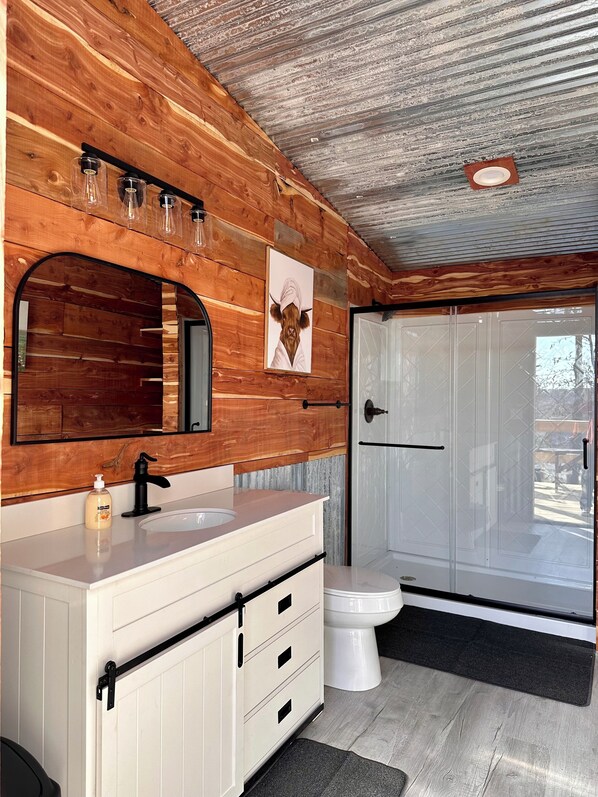 Shower, towels, toilet paper - Whitetail Camping Cottage at Coble Highland Ranch (Henryetta)