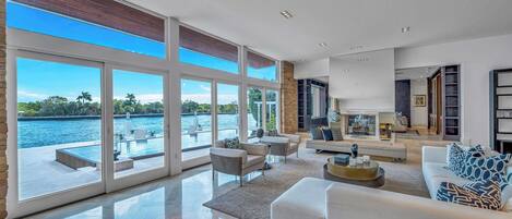 Smart TV, fireplace, books, stereo