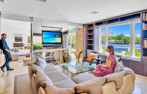Smart TV, chimenea, libros, estéreo
