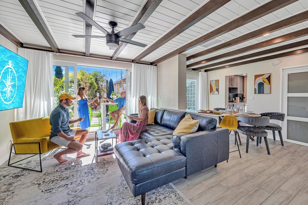 Een smart-tv, een open haard, een stereo en een kantoor