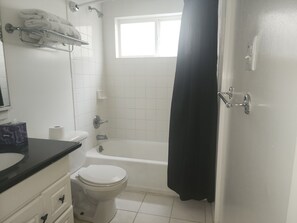 Dusche, Haartrockner, Handtücher, Seife