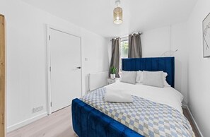 3 bedrooms, iron/ironing board, WiFi, bed sheets - Apartment in Chatham, stone throw from major monuments and landmarks! (Chatham)