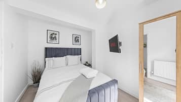 3 bedrooms, iron/ironing board, WiFi, bed sheets