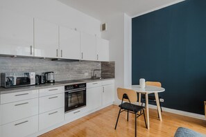 Kühlschrank, Mikrowelle, Ofen, Geschirrspüler