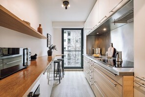 Refrigerador, microondas, horno, placa de cocina