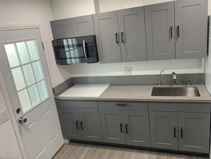 Een koelkast, een magnetron, een kookplaat