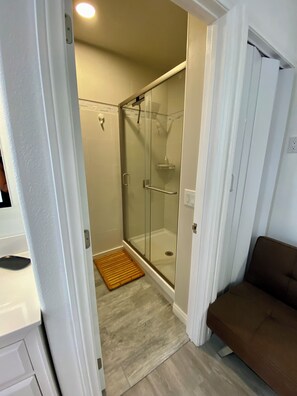 Articles de toilette écologiques, sèche-cheveux, serviettes fournies