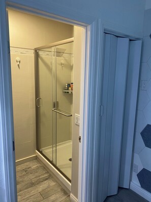 Milieuvriendelijke toiletartikelen, een haardroger, handdoeken, zeep