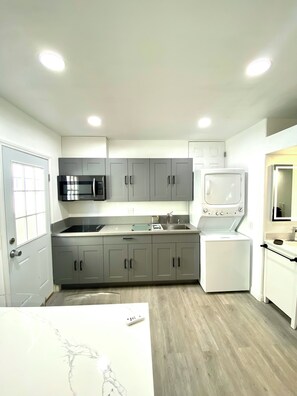 Réfrigérateur, micro-ondes, plaque de cuisson, cafetière/bouilloire