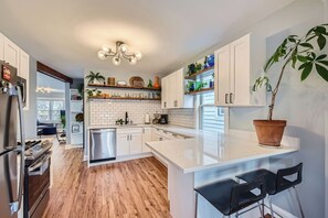 Réfrigérateur, four à micro-ondes, un four, surface de cuisson