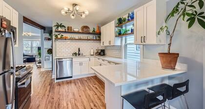 NEW, clean & sunny, 2bd, private deck, 15min to Wrigley!