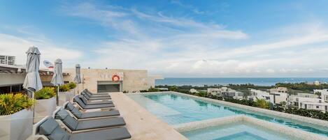 Una piscina al aire libre, una piscina climatizada