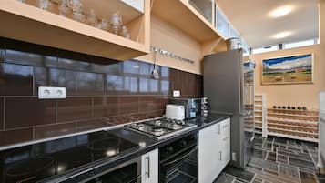Geladeira, fogão, cooktop, lava-louças