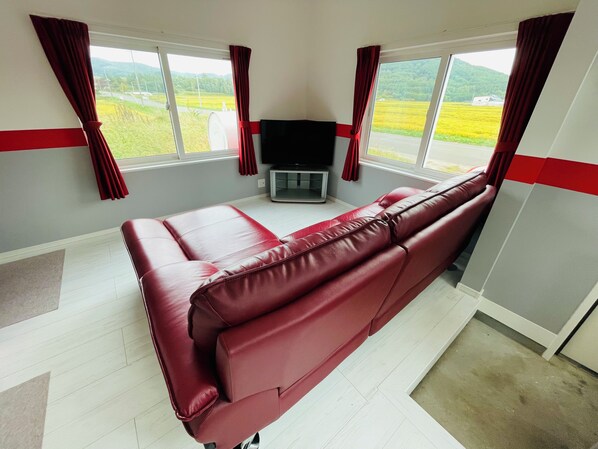 Flat-screen TV - TOMATO CUBE (Asahikawa)