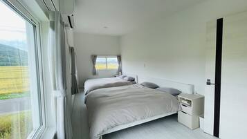 2 phòng ngủ, bàn, khu vực làm việc phù hợp cho laptop