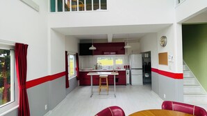 Khu vực ăn uống tại phòng