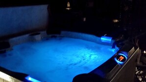Uma banheira de hidromassagem com painel de controle digital e revestimento de madeira.