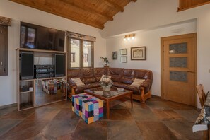 TV, DVD player - Country House 'Casa Rural El Rincon Del Chef' with Private Garden, Wi-Fi and Air Conditioning (Castrojeriz)